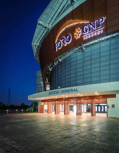 Fachada exterior del Foro GNP Seguros en Mérida con iluminación nocturna
