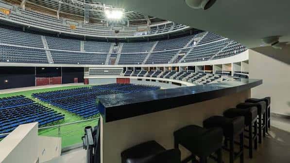 Área de bar y gradas con vista al escenario del auditorio