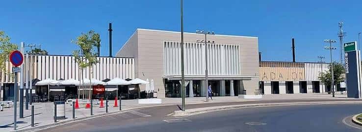 Vista exterior del moderno edificio de la Plaza Diego de Badajoz con zona de terrazas