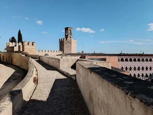 Vista panorámica de las murallas y torres de la ciudad de Badajoz