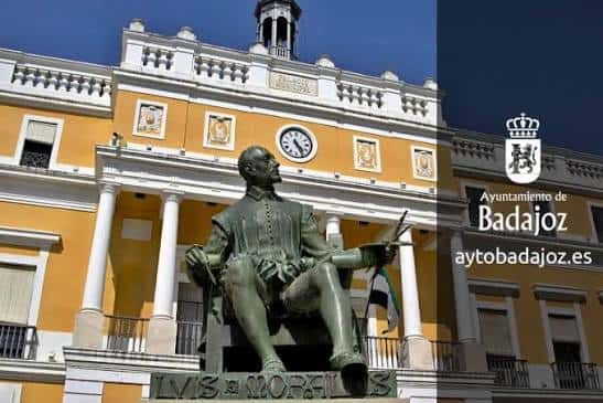 Estatua de Luis de Morales frente al Ayuntamiento de Badajoz