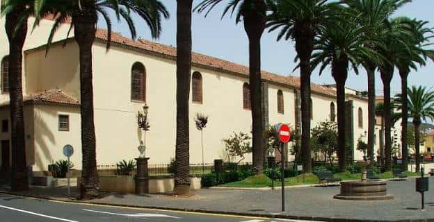 Vista exterior de la Plaza del Doctor Olivera con palmeras y fachada colonial