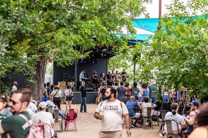 Concierto en vivo en el escenario al aire libre de Radio East
