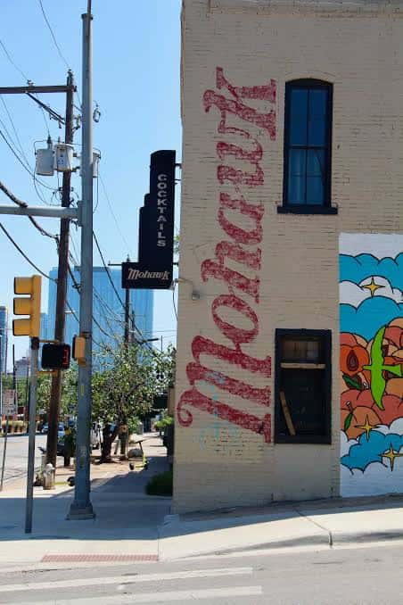 Detalle de la fachada de un edificio con el nombre 'Mohawk' pintado en la pared