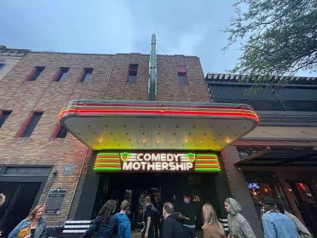 Vista exterior del Comedy Mothership con su marquesina de neón iluminada