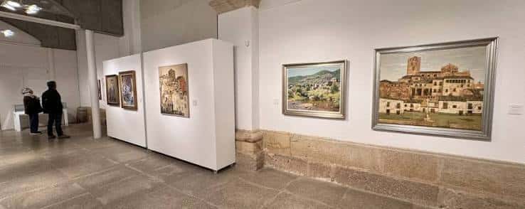 Interior de la Galería Espacio 36 con obras expuestas y visitantes