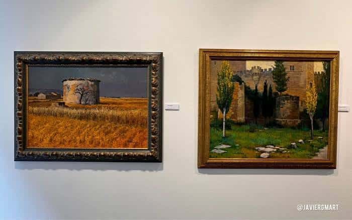 Dos pinturas de arquitectura rural enmarcadas en la galería