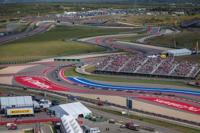 Vista aérea del circuito de carreras con gradas llenas y curvas emblemáticas