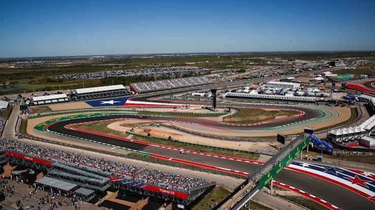 Panorámica del circuito con banderas de Texas y estructura de tribunas