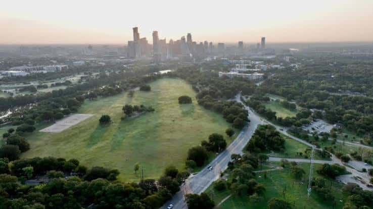 Vista aérea del parque en la puesta de sol con el centro de Austin en el horizonte