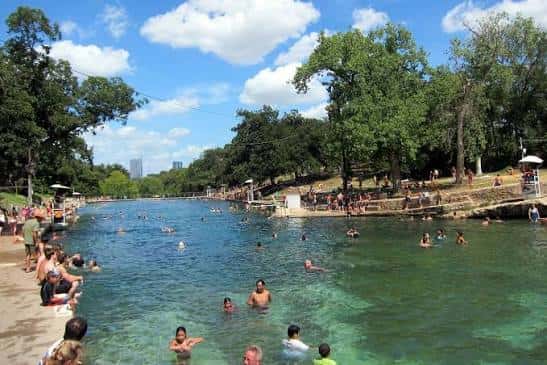 Bañistas disfrutando de las aguas cristalinas de Barton Springs Pool