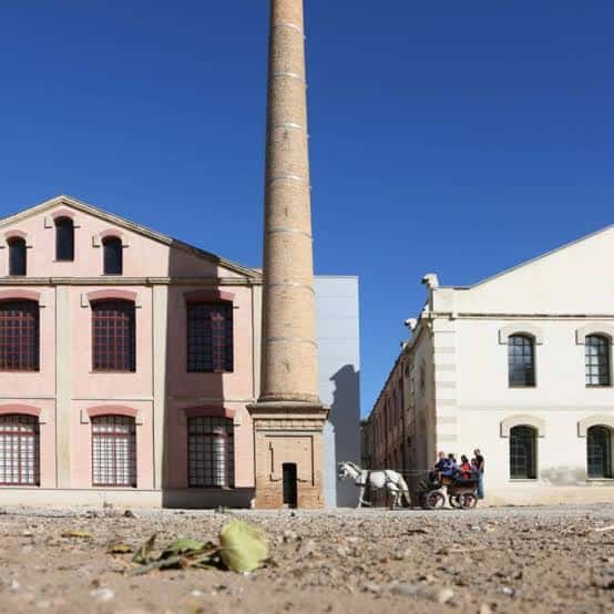 Vista exterior del Museo de la Piel con su característica chimenea industrial y fachada histórica