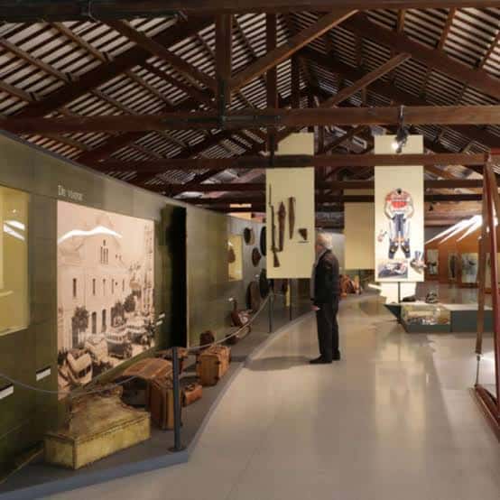 Interior del museo mostrando la exposición sobre la historia de la industria del cuero con vitrinas y paneles informativos