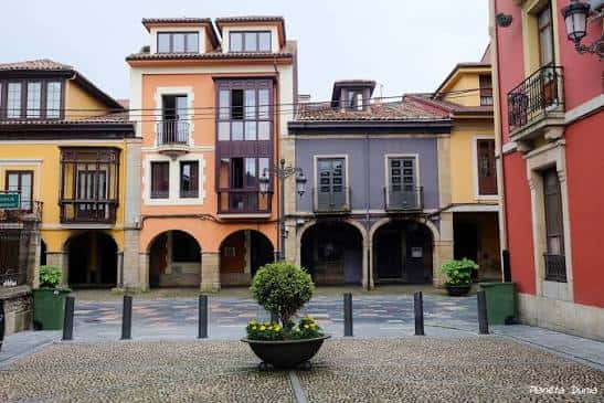 Fachadas coloridas con soportales en la Plaza de la Escandalosa