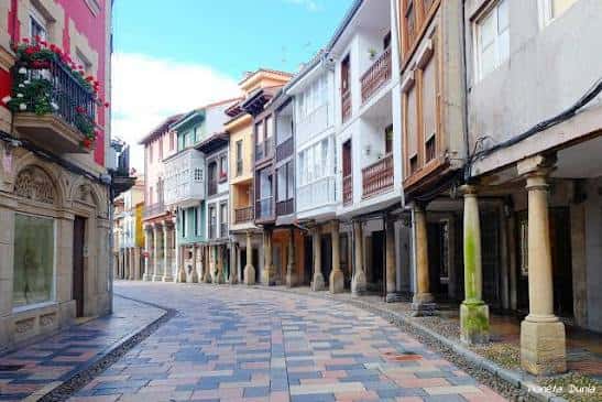 Calle de la Villa con soportales y arquitectura tradicional