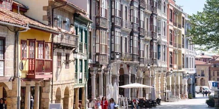 Vista de la Calle de la Villa con edificios históricos y gente caminando