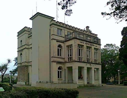 Fachada lateral del edificio histórico del Parque Jado con detalles arquitectónicos
