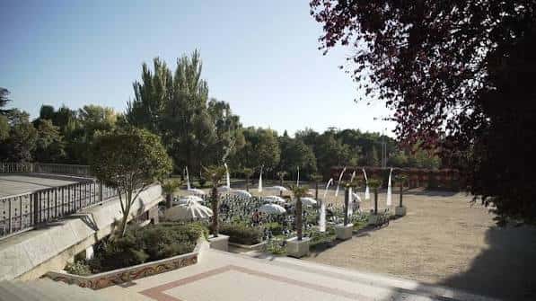 Vista panorámica de las Huertas del Obispo con zonas de eventos y fuentes