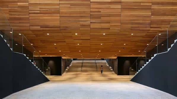 Pasillo central con techo de madera y escaleras laterales