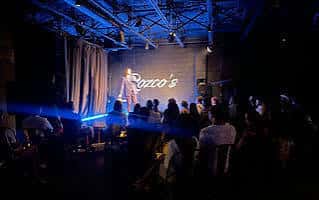 Audiencia disfrutando de un show en el interior de Rozco's Comedy Club