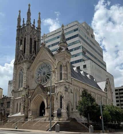 Vista exterior de la Catedral de Santa María en Austin con fachada gótica y torre central