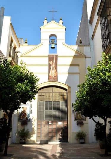 Fachada principal de la Capilla de San Juan de Letrán con campana y cruz