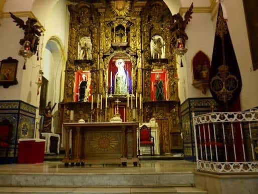 Altar principal dorado con imagen de la Virgen y detalles ornamentales