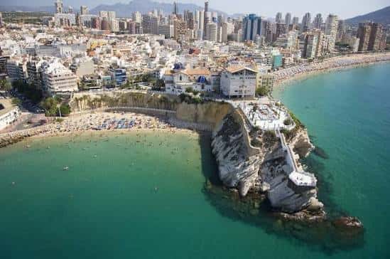 Vista aérea de la cala del Mal Pas con el acantilado y el mar turquesa