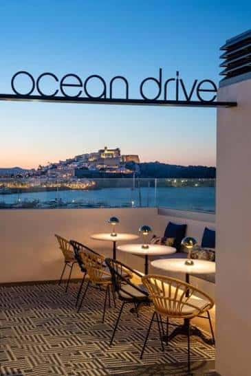 Terraza del Ocean Drive Ibiza con vistas al puerto y la ciudad vieja al atardecer