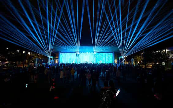 Evento al aire libre en dadaLab con espectáculo de luces láser azules