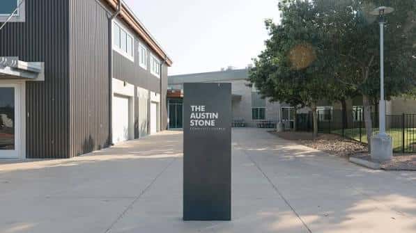 Señal exterior de The Austin Stone en patio con edificios de estilo industrial