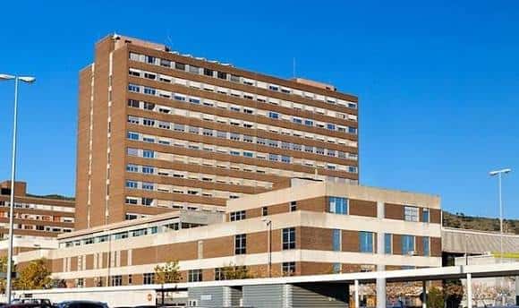 Fachada principal del edificio del hospital bajo cielo azul