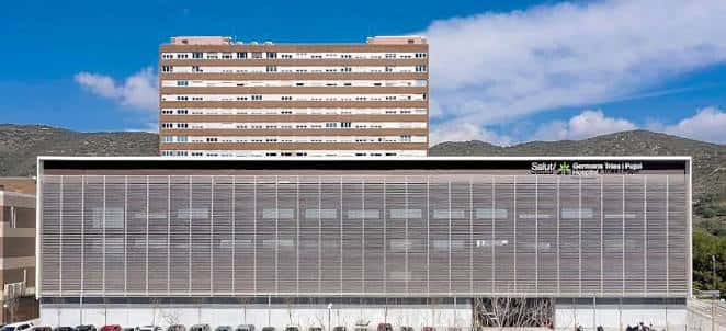 Ampliación del edificio con fachada moderna y logotipo de Salut