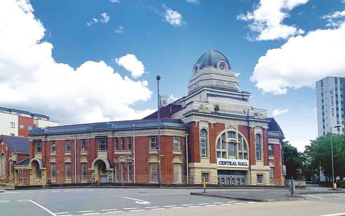 Vista exterior del Central Hall en Southampton con su fachada de ladrillo rojo y cúpula característica