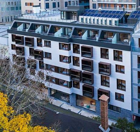 Vista exterior del Axel Hotel San Sebastián mostrando su arquitectura moderna y balcones con paneles solares