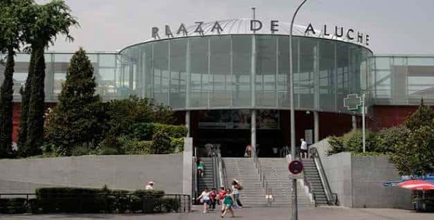 Vista exterior del Centro Comercial Plaza Aluche con su característica fachada curva y letrero