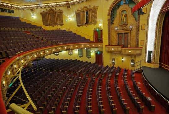 Ángulo elevado del auditorio mostrando la distribución de asientos y detalles arquitectónicos