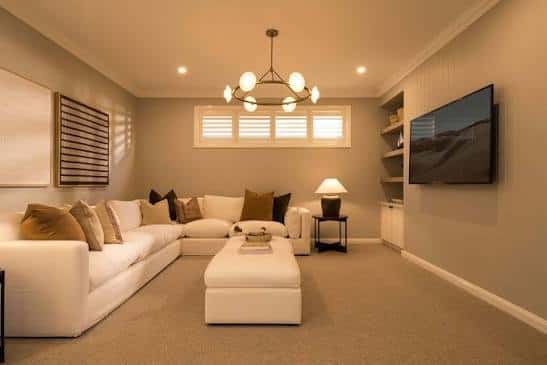 Interior de sala de estar moderna con sofá blanco y decoración elegante
