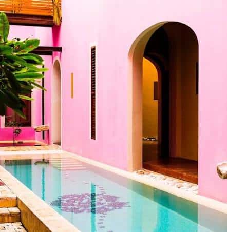 Patio interior con piscina y arcos de estilo mexicano