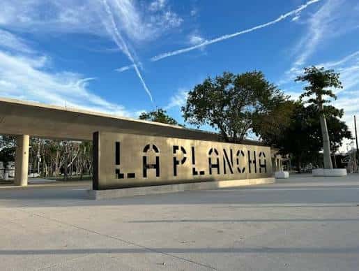 Señal de bienvenida del parque con el nombre 'LA PLANCHA' en letras grandes