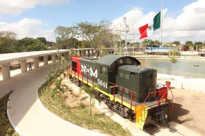 Locomotora histórica expuesta como atracción turística junto al lago