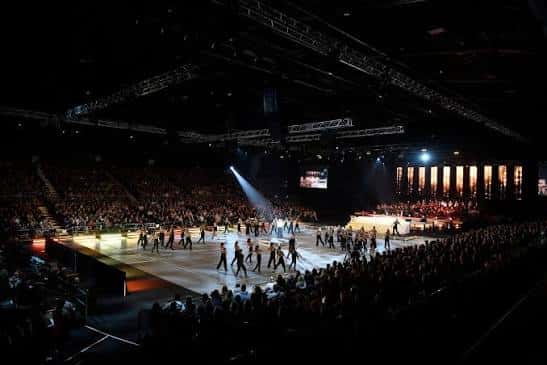Vista panorámica del interior del Newcastle Entertainment Centre durante un evento con escenario iluminado y público