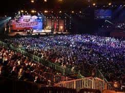 Concierto en el Newcastle Entertainment Centre con gran audiencia y escenario con pantallas