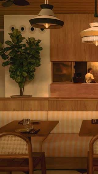 Interior acogedor del restaurante con decoración de madera y plantas
