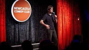 Comediante actuando en el escenario del Newcastle Comedy Club