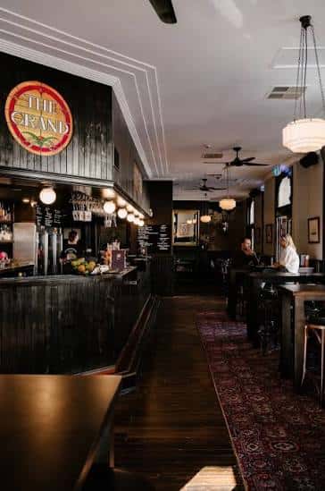 Interior del bar del Grand Hotel con decoración elegante y ambiente acogedor