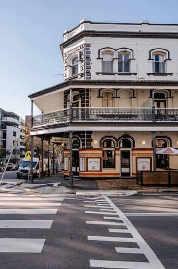Fachada lateral del Grand Hotel con detalles arquitectónicos y entrada principal