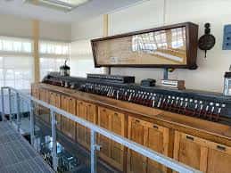 Interior histórico del control de señales con panel de palancas de madera