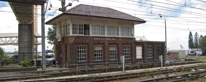 Edificio original del Signal Box junto a las vías del tren