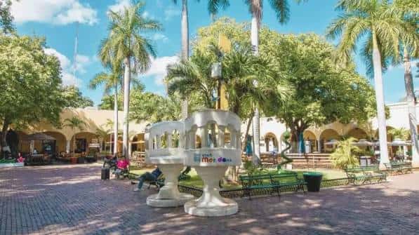 Vista panorámica del Parque Santa Lucía con palmeras y el monumento blanco en el centro